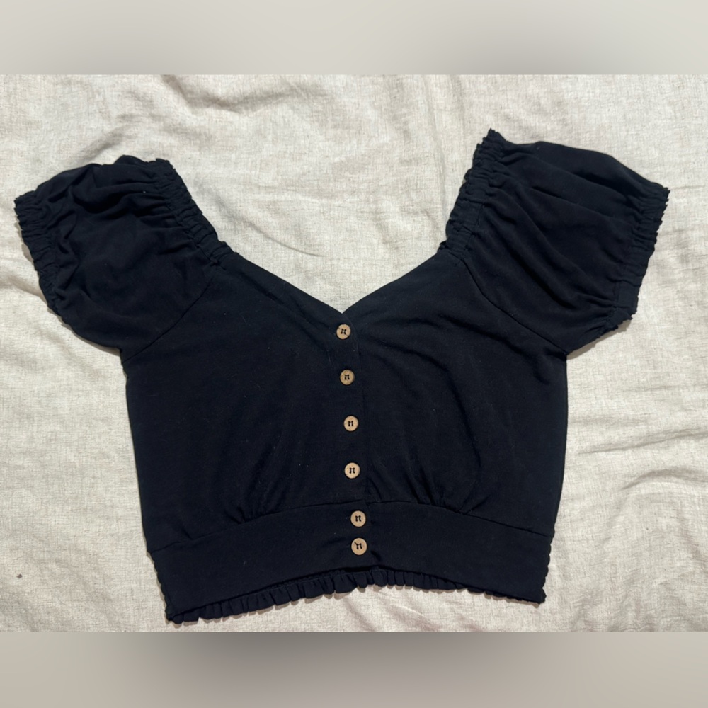 🌙3 for $20🌙FAVLUX off the shoulder crop
Top - Large
